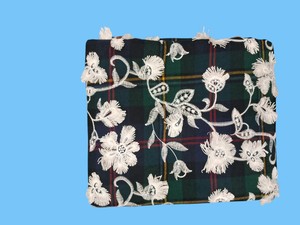 Tissu à carreaux brodé floral 3D de luxe en promotion – Base en coton tartan vert foncé et bleu marine avec fleurs en relief blanc ivoire - Product Image 3