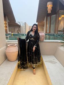 Conjunto de traje Anarkali de georgette negro azabache con bordado floral de zari dorado en el yoke y borde Daman, Dupatta Prayosha Enterprise - Product Image 2