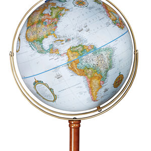 Mapa político clásico de la Tierra sobre base de pedestal de madera con anillo de meridiano completo de metal dorado - Product Image 1