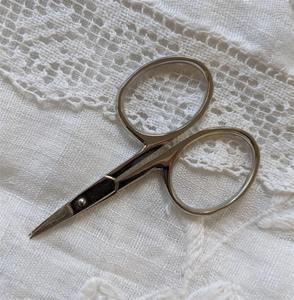 Mini ciseaux de couture de luxe en acier inoxydable, poli miroir, broderie vintage, faits main, style antique, personnalisables, avec motif en relief, cadeau - Product Image 4