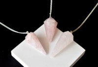 Vente en gros de pendules en quartz rose taillés et facettés, couleur rose, pour la guérison Feng Shui écologique, destinés à l'Europe
