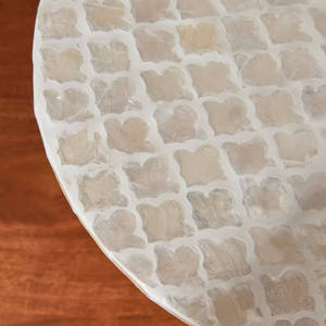 Exquisito soporte para tartas de nácar, pedestal redondo beige con borde festoneado, perfecto para exhibir tartas de boda y repostería. - Product Image 2