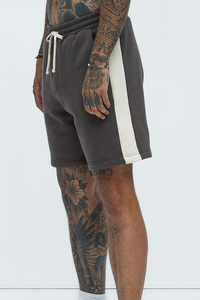 Shorts de détente haut de gamme pour hommes en gris foncé avec empiècements latéraux contrastés et construction confortable d'inspiration athlétique - Product Image 3