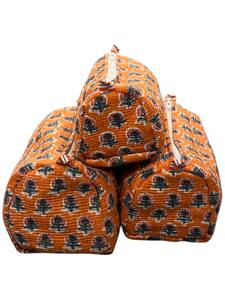Bolsa de Cosméticos Acolchada con Estampado Floral Naranja Vibrante |   Bolsa de Maquillaje de Algodón Hecha a Mano con Lámina Impermeable |   Maestro Obsequio de Viaje para Artículos de Aseo - Product Image 6