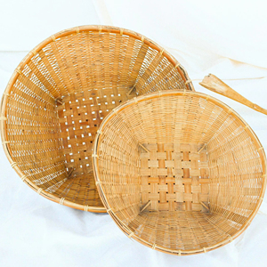 Poteau de transport indonésien avec paniers, très grand, en rotin et bambou tressé à la main, avec étrier d'épaule, style Wabi Sabi, fournisseur mondial de décorations - Product Image 1