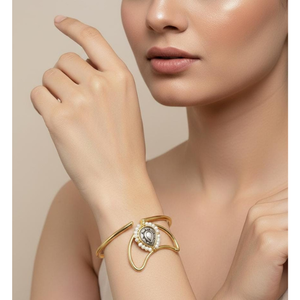 Bracelet manchette ouvert de luxe en laiton plaqué or avec perle en forme de goutte et centre en cristal, élégant pour femme - Product Image 1