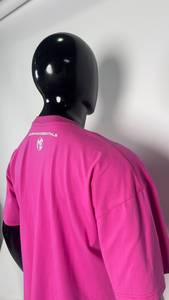 T-shirt rose à col rond et manches courtes pour homme avec imprimé lettres gothiques blanches, coupe unisexe oversize, en jersey de coton écologique et respirant - Product Image 3