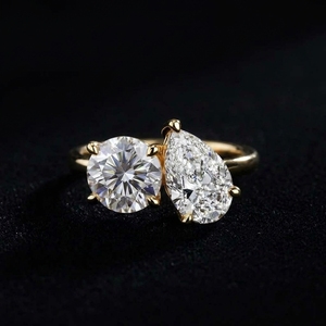 Anillo de compromiso Toi Et Moi de oro amarillo de 18 quilates con dos diamantes de corte redondo y corte pera, dos diamantes cultivados en laboratorio. - Product Image 3