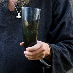 Copa para Beber Hecha a Mano con Cuerno Natural de Buey, Pulida y Tallada con Runas Grabadas, Estilo Vikingo, para Cerveza o Sidra, con Logotipo Personalizado, Decoración para el Hogar - Product Image 3