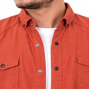 Chemise en jean pour homme, boutonnée sur le devant, manches longues, style décontracté et utilitaire moderne, chemise en jean de qualité supérieure fabriquée sur mesure en usine - Product Image 4