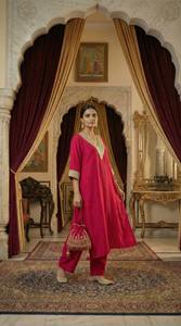 Kurta/Kurti de Seda Roja Cereza con Bordado, Corte Regular, para Mujer, Ideal para Fiestas, Bodas, Diwali, Todas las Temporadas - Product Image 3