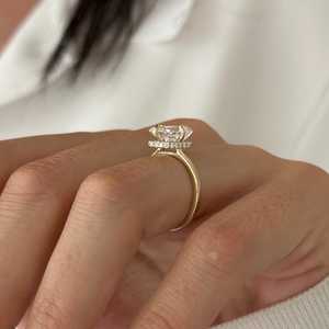 Anillo de Compromiso con Diamante Cultivado en Laboratorio de 3 Quilates, Corte Esmeralda, D VVS2, con Halo Oculto, Oro de 14k, Certificado IGI - Product Image 4