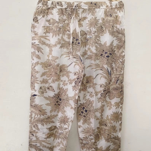 Pyjama d'été exquis pour femme, imprimé floral floqué, en coton écologique, coupe droite, pantalon plissé à taille élastique - Product Image 1
