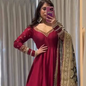 Robe de mariée artisanale moderne ethnique en faux georgette à sequins, avec dupatta en dentelle sur quatre côtés, taille élastiquée, infroissable et à séchage rapide - Product Image 1