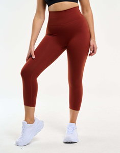 Ensemble de vêtements de sport pour femmes actives, offrant un confort premium, des coutures durables et une coupe flexible pour toutes les activités et tous les postes. - Product Image 4
