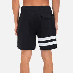 Short de bain noir pour homme avec bandes latérales blanches, taille élastiquée, séchage rapide, taille mi-haute, en tissu tissé - Product Image 2