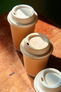 Couvercle pour boissons chaudes à emporter de qualité export, 80 mm, en bagasse, pour café et boissons, usage hôtelier et café, fournisseur OEM 2026 - Product Image 1