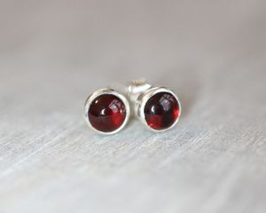 Boucles d'oreilles clous en argent sterling avec grenat, cabochons de pierres précieuses de 5 mm, bijoux minimalistes pour femmes, fournisseur en gros - Product Image 2