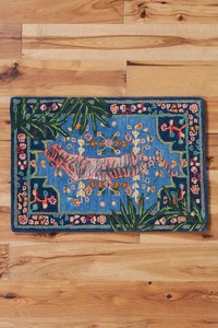 Tapis artisanal moderne au design artistique, en laine rouge personnalisée avec forme de fleur abstraite, en jute, lavable, pour la maison et les pique-niques - Product Image 3