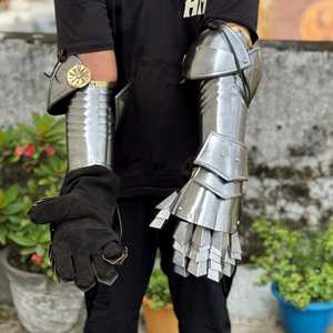 Gants de chevalier médiévaux en acier, style antique moderne, artisanat en métal poli et gaufré - Product Image 4