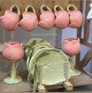 Juego de Taza y Platillo de Cerámica Hechos a Mano con Diseño Moderno de Tulipán Rosa para Hogar u Oficina, Color Personalizado Aqudus Saleem |   KAYANN Personalizado - Product Image 3