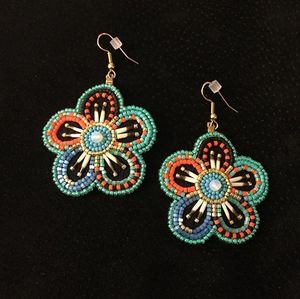 Pendientes de Lujo Hechos a Mano con Bordado y Cuentas, con un Acabado de Diseño Ligero, Cómodo y Elegante - Product Image 5