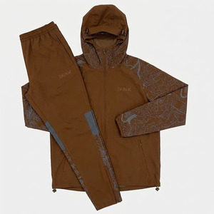 Conjunto Deportivo con Capucha, Unisex, Color Camel, Ligero, 100% Poliéster, Cintura Elástica, Largo, Otoño 2025 - Product Image 1