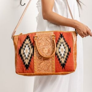 Nouveaux sacs en cuir véritable de style occidental, sacs à bandoulière pour femmes de style bohème de haute qualité, sacs à bandoulière en cuir véritable avec motifs floraux gravés à la main - Product Image 4