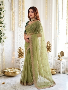 Sari de Seda Verde AARA Fashion con Bordado Dorado, Traje Tradicional Indio para Bodas, Largo hasta el Suelo, Corte Regular, Protección Solar - Product Image 5