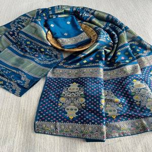 Sari VASTRA COTTAGE en viscose Georgette Pure Chinya avec tissage Jari doré, pallu floral riche et blouse contrastante teinte à la main - Product Image 1