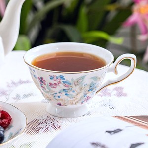Tasse et soucoupe à café en porcelaine fine style pastoral - Bord doré, motif floral baies pour le thé de l'après-midi - Product Image 1