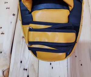นวมชกมวยหนังโค้งสีดำขาว รุ่นพรีเมียม สำหรับฝึกซ้อมฟิตเนส MMA มวยไทย - Product Image 3