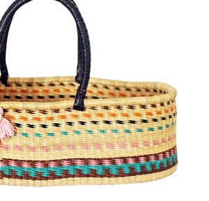 Panier à langer en jonc de mer écologique à motifs de pompons, assorti à un panier à langer en rotin pour enfant avec poignées noires pour le transport. - Product Image 2