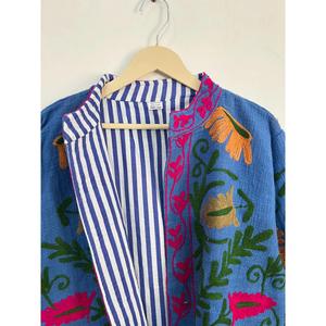 Chaqueta Vintage Suzani Azul de Algodón con Bordado Floral a Mano, Estilo Boho Étnico para Mujer, Cuello Alto, Prenda de Moda - Product Image 4