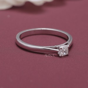 Bague solitaire en diamant taille coussin certifié IGI en or jaune/rose et or blanc 18 carats - Product Image 6