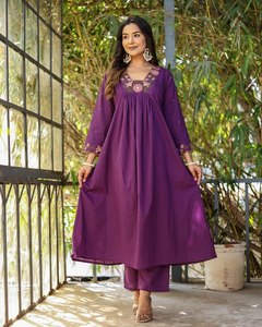 Ensemble Anarkali en rayonne douce effet flammé, brodé, col bateau évasé, manches trois quarts, avec dupatta en coton Chanderi, pour soirée, séchage rapide - Product Image 1