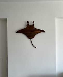 Reloj de Madera con Diseño de Manta Raya, Decoración Moderna para Cuarto Infantil con Temática Costera, Reloj Minimalista de Madera con Diseño Oceánico - Product Image 3