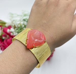 กำไลข้อมือทรงหยดน้ำประดับด้วยพลอยดรูซี่สีชมพูธรรมชาติ ชุบทอง ประดับพลอยแบบหนามเตย ปรับขนาดได้ กำไลแบบวงกว้าง - Product Image 5