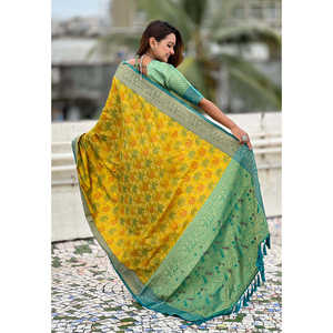 Mehendi Green Soft Silk Zari Woven Bandhani Patola Saree with Contrast Weaves for <b>Club</b> <b>Dress</b>-Up - Product Image 4