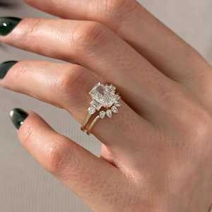 Bague de fiançailles à cinq pierres en diamant de laboratoire allongé de 2 carats et alliance de mariage incurvée en forme de poire, ensemble nuptial unique en or 14 carats - Product Image 4