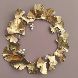Guirnalda de hojas de Ginkgo doradas con perlas, corona Floral de Metal, arte de pared elegante para el hogar, decoración de boda única, corona de oro para todas las estaciones - Product Image 1