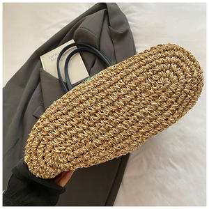 Radiar alegría pura en tu próxima vacaciones con este divertido bolso de hilo natural que presenta una mezcla de colores brillantes y encanto. - Product Image 3
