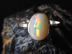 Bague de mariage australienne en opale multi-feu - Argent - Pierre de naissance d'octobre - Opale solide - Taille US 6,5 - Bijou classique fait main avec sertissage à griffes - Product Image 2