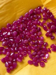 Pierres précieuses rouges naturelles Johnson Ruby Mix Cut, non montées, pour la création de bijoux - Product Image 1