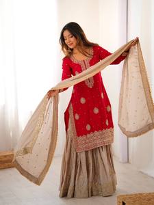 Kurti en soie Chinon de qualité supérieure avec ensemble Sharara brodé, collection de vêtements de mariage traditionnels, disponible à la vente - Product Image 3