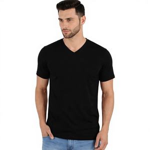 Camiseta clásica premium negra con cuello en V que realza el escote sin perder el encanto atemporal - Product Image 1