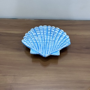 Bandeja Decorativa de Aluminio con Diseño Innovador en Forma de Concha y Acabado Blanco para Decoración del Hogar, Fabricada por Artisan Design - Product Image 1