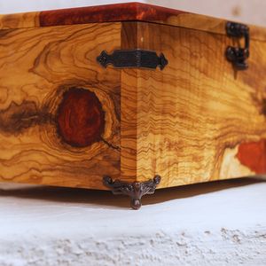 Caja de Joyería de Madera de Olivo con Resina Epoxi Personalizada, Grabado Personalizado, Regalo para el Día de la Madre - Product Image 3