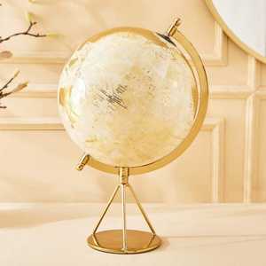Globo terráqueo pequeño de metal dorado y blanco con trípode, modelo Meyer Gold Globe con base dorada y diseño de mapa mundial - Product Image 5