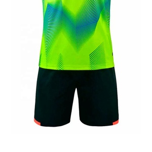 Conjuntos de uniformes de fútbol personalizados de alta calidad al por mayor para hombres, niños y mujeres, cuello en V, manga corta, cómodo y ligero - Product Image 5